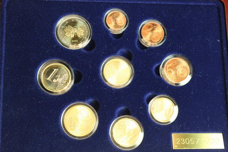 k-0164-a.jpg - Kohde 164, lhthinta: 225 € / myyntihinta: 225 € 2003 Diamond Proof, 1c-2€, Au-jetoni 8,64g/900, laatikko, tod., kunto: 10