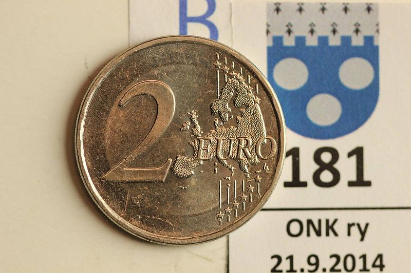 k-0181-b.jpg - Kohde 181 (kuva 2/2), lhthinta: 350 € / myyntihinta: 630 € 2 € 2009 Suomi yksimetalliraha. Reunakirjoitus EURO EYPA eli lyty ilm. Kyproksen aihioon. Rtgf: Cu/Ni = 75/25%. Harvinainen (uniikki?)!, kunto: 9
