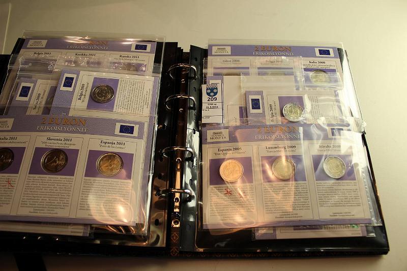 k-0209-c.jpg - Kohde 209 (kuva 3/3), lhthinta: 250 € / myyntihinta: 250 € 2004-12 (94) Kaikki eril., mm. Malta 2011, 12
 Kansiossa Monetan korteissa, joissa maakohtaiset tiedot. Nimellisarvo 188€, kunto: 9