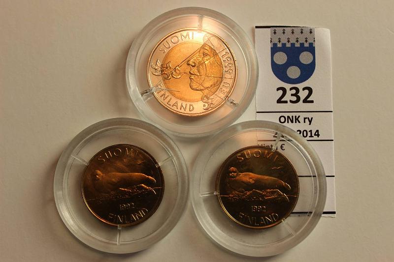 k-0232-a.jpg - Kohde 232, lhthinta: 10 € 10 mk 1999 EU Liekinpuhaltaja, lisksi 2 x 5mk 1992, pillerit, osassa pirsteit, kunto: 9