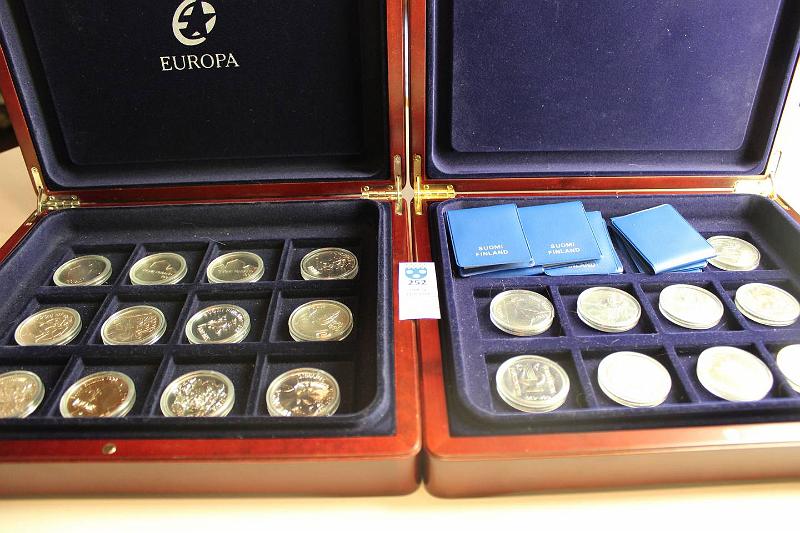k-0252-a.jpg - Kohde 252, lhthinta: 275 € / myyntihinta: 275 € 10-100 mk 1967-99 (35) Ag, 10mk-67(2), 70, 71, 75(2), 77(2); 25mk-78(2), 79; 50mk-81, 82, 83, 85; 100mk MM-89, Ateneum-89(2), Hki-90 (2), Sotainvalidit-90, MM-91(4), land-91, Itsenisyys-92, EM-94(2), AIV-95, YK-95, Nurmi-97, Suomenlinna-98, Aalto-98, Sibelius-99. Puulaatikoissa, kapselit, kunto: 8-9