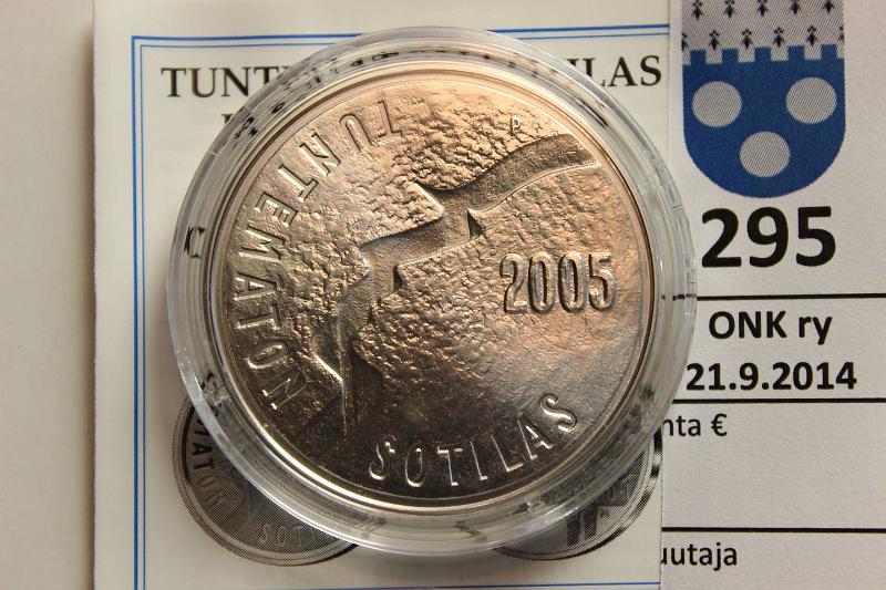 k-0295-a.jpg - Kohde 295, lhthinta: 17 € 10 € 2005 Ag, BU, Tuntematon sotilas, muovitasku, tod., kunto: 10