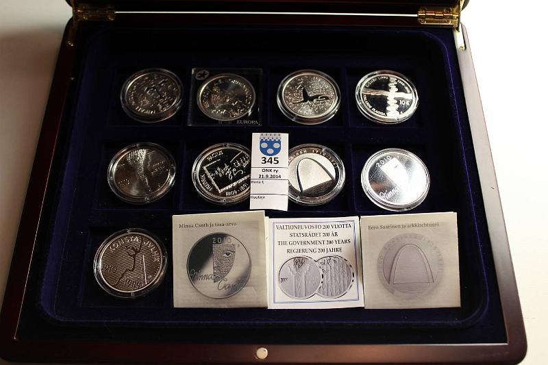 k-0345-a.jpg - Kohde 345, lhthinta: 140 € / myyntihinta: 140 € 10 € er 2007-10 (9) Ag, Agricola-07 Proof, Nordenskild-07 BU, Waltari-08 Prf, Lippu-08 Prf, Valtioneuvosto-09 Prf, Pacius-09 Prf, Saarinen-10 Prf, Canth-10 Prf, Jylh-10 Prf. Laatikossa, kapselit, kolmeen tod., kunto: 10
