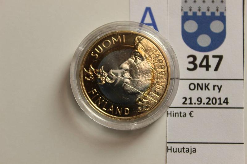 k-0347-a.jpg - Kohde 347 (kuva 1/2), lhthinta: 700 € / myyntihinta: 1150 € 10 mk 1999 SNY 655.2. Au/Ag, Proof. Liekinpuhaltaja, kapea M -variantti. Kotelo, kaps. halkeama, patinarengas. Harvinainen, painos alle 300!, kunto: 9