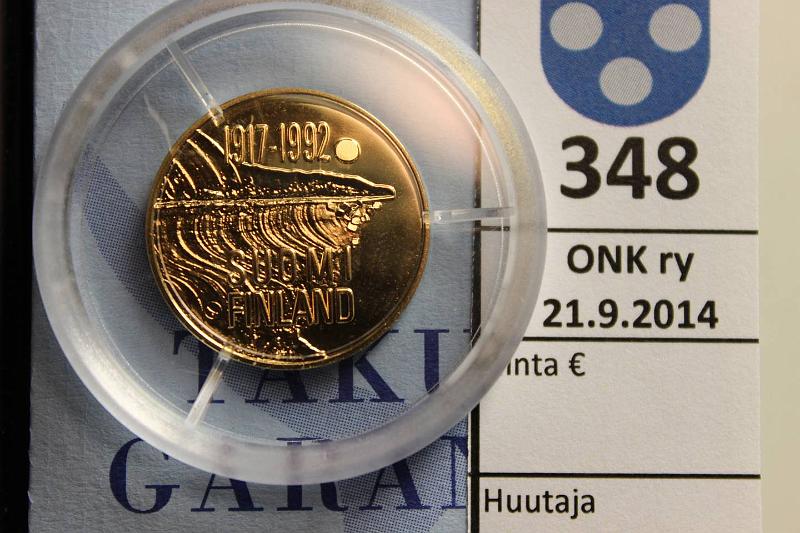 k-0348-a.jpg - Kohde 348, lhthinta: 245 € / myyntihinta: 245 € 1000 mk 1992 Au, 9g/900, Suomi 75 v, kotelo, tod., kunto: 10