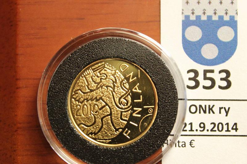 k-0353-a.jpg - Kohde 353, lhthinta: 220 € 100 € 2010 Au, Proof, 5,65g/917, Suom. raha 150 v, puukotelo, kunto: 10