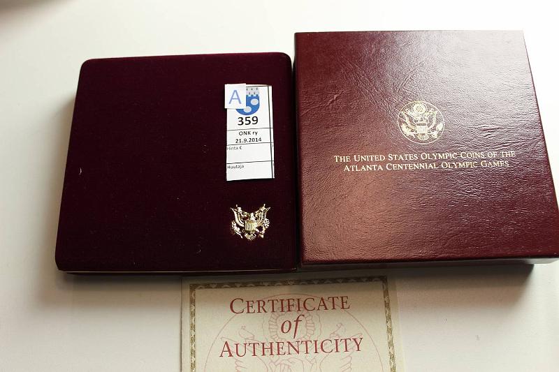 k-0359-a.jpg - Kohde 359 (kuva 1/2), lhthinta: 235 € / myyntihinta: 235 € Kesolympialaiset Atlanta 1996 (4) Au/Ag/CuNi. Four-coin Proof set. Rahat 1995 vuosileimalla. 5$ Au 8,359g/900 Olympiastadion; 1$ Agx2  26,73g/900: pyrilij ja juoksijat; $ CuNi: baseball, kunto: 10