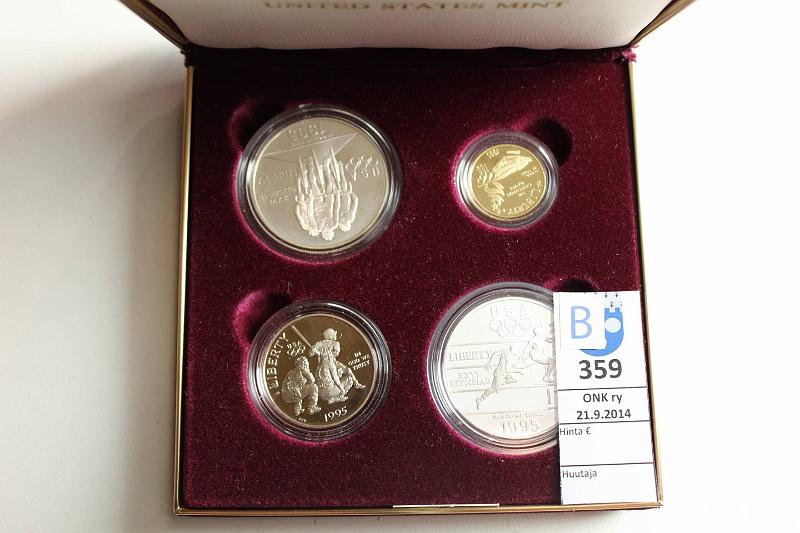 k-0359-b.jpg - Kohde 359 (kuva 2/2), lhthinta: 235 € / myyntihinta: 235 € Kesolympialaiset Atlanta 1996 (4) Au/Ag/CuNi. Four-coin Proof set. Rahat 1995 vuosileimalla. 5$ Au 8,359g/900 Olympiastadion; 1$ Agx2  26,73g/900: pyrilij ja juoksijat; $ CuNi: baseball, kunto: 10