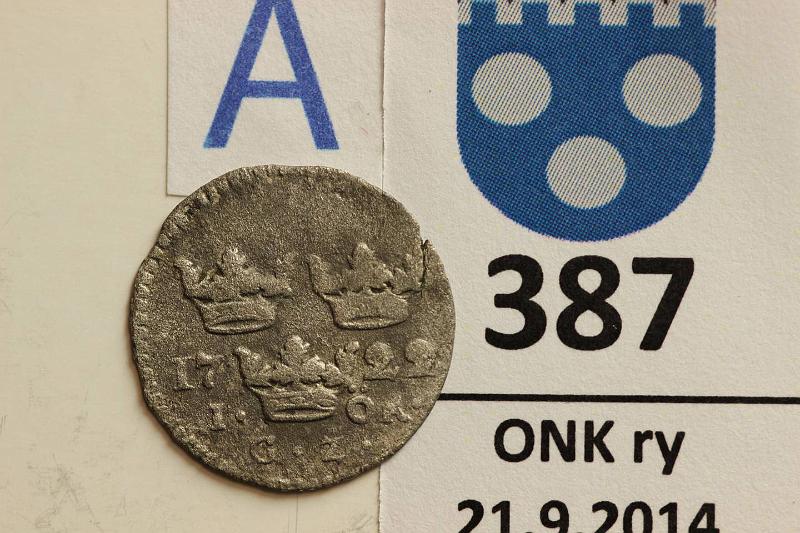 k-0387-a.jpg - Kohde 387 (kuva 1/2), lhthinta: 10 € 1 re 1722 KM#382 Ag, Fredrik I, rv, kunto: 3