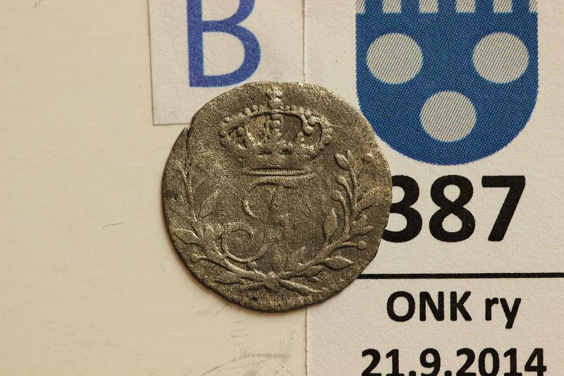 k-0387-b.jpg - Kohde 387 (kuva 2/2), lhthinta: 10 € 1 re 1722 KM#382 Ag, Fredrik I, rv, kunto: 3