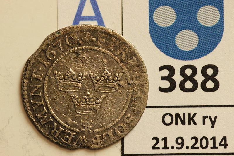 k-0388-a.jpg - Kohde 388 (kuva 1/2), lhthinta: 10 € / myyntihinta: 16 € 4 re 1670 KM#257 Ag, Kaarle XI, rv, syp., kunto: 3