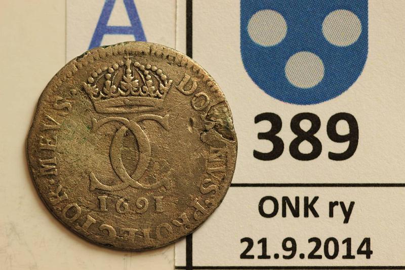 k-0389-a.jpg - Kohde 389 (kuva 1/2), lhthinta: 5 € / myyntihinta: 5 € 5 re 1691 KM#310 Ag, Kaarle XII, mv, rvja, kunto: 4