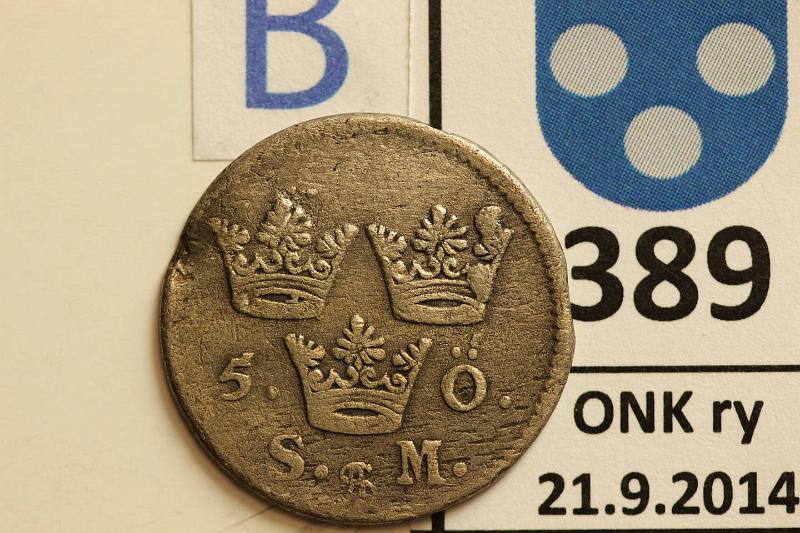k-0389-b.jpg - Kohde 389 (kuva 2/2), lhthinta: 5 € / myyntihinta: 5 € 5 re 1691 KM#310 Ag, Kaarle XII, mv, rvja, kunto: 4
