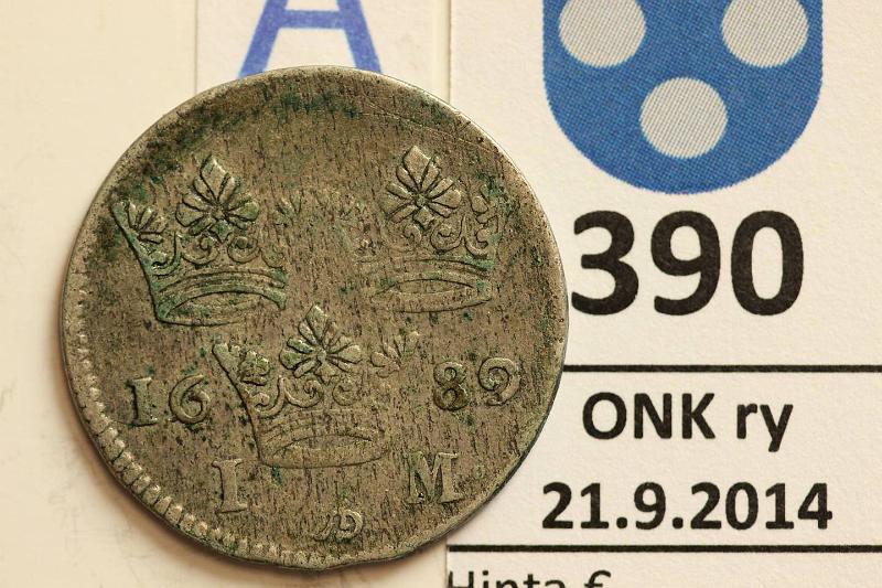 k-0390-a.jpg - Kohde 390 (kuva 1/2), lhthinta: 20 € / myyntihinta: 36 € 1 mark 1689 KM#295 Ag, Kaarle XI, kunto: 3