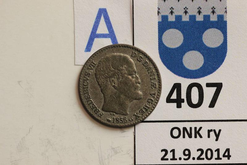 k-0407-a.jpg - Kohde 407 (kuva 1/2), lhthinta: 5 € / myyntihinta: 5 € Tanska 4 sk 1856 KM#758 Ag, kunto: 5
