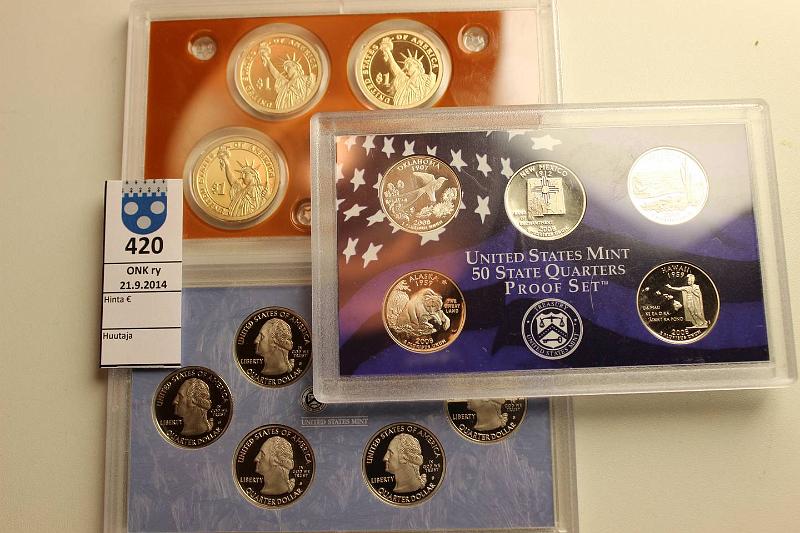 k-0420-a.jpg - Kohde 420, lhthinta: 15 € / myyntihinta: 19 € USA 2008-09 (3) United States Mint Proof sets: 2008 US Mint, 50 State, Quarters set (5); Eksoottiset Osavaltiot Quater (6) set 2009; 1 USD (4) President 1 USD set. Muovikotelot, kunto: 10