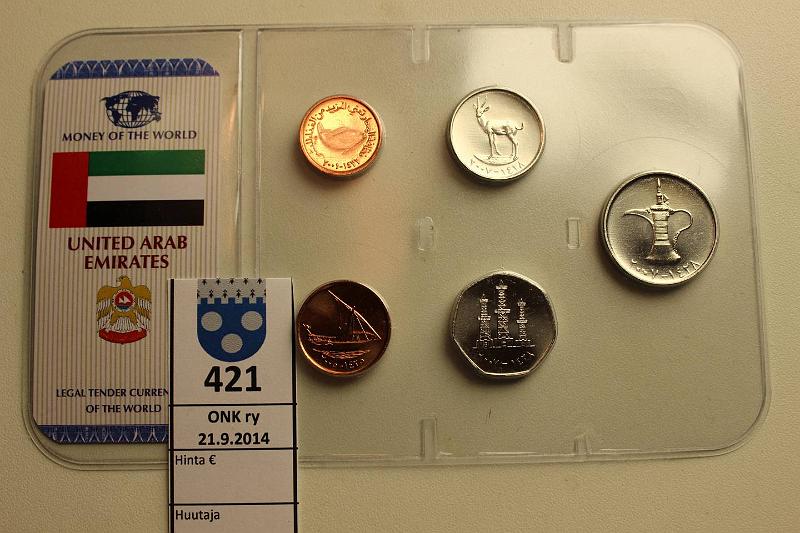 k-0421-a.jpg - Kohde 421, lhthinta: 5 € / myyntihinta: 8 € Yhdistyneet Arabiemiraatit 2005-07 BU, 5,10,25,50 fils, 1 dirham. Money of the World -muovikortissa, kunto: 9