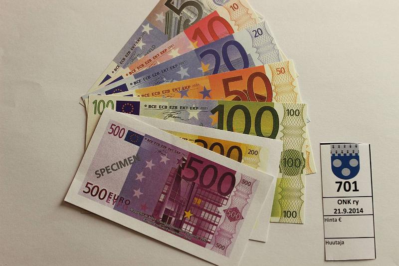 k-0701-a.jpg - Kohde 701, lhthinta: 5 € EU (7) 5-500€ euromalleja Specimen merkinnll mattapaperille (ei virallinen EKP Specimen), normaaliseteli pienempi ja 200-500€ yksipuolisia, kunto: 8-9