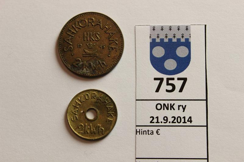 k-0757-a.jpg - Kohde 757, l�ht�hinta: 5 &euro; 2 kWh (2) 1945, 55 HKS rahakkeet, 1945 yksipuolinen, 1955 kaksipuolinen rei�ll�, likaa, kunto: 6