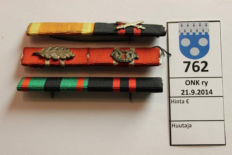 k-0762-a.jpg - Kohde 762, lhthinta: 5 € Pienoismerkkiripa (3) Rivoissa yhteens 3 pienoismerkki, kunto: 6