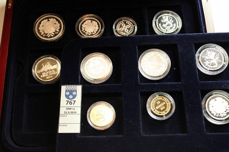 k-0767-a.jpg - Kohde 767, lhthinta: 100 € Suomen markan historia -sarja 2001 (11) Ag, Proof 159,6g/925. 11 kpl sarja markka- ja penniaiheisia hopeamitaleja. Puhdasta hopeaa 147,6g. Kapselit, puulaatikko, Monetan todistukset., kunto: 10