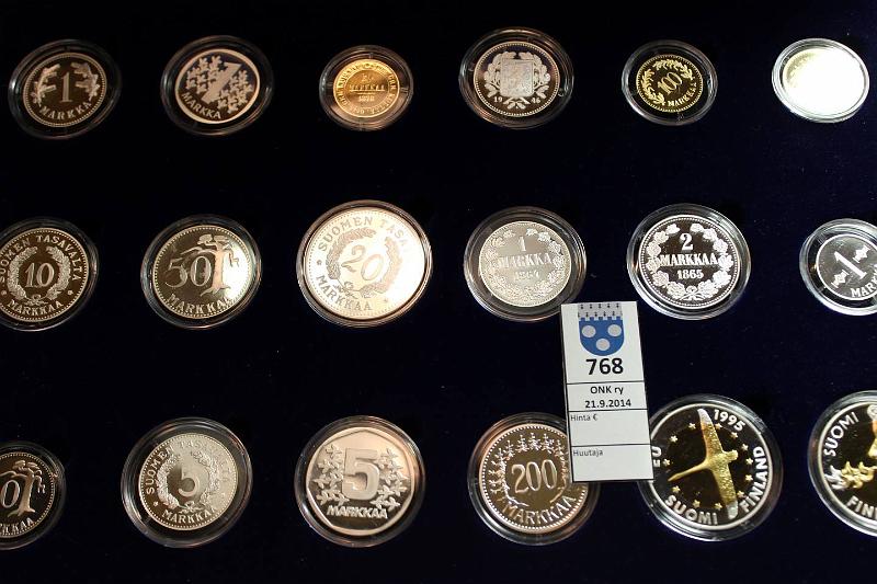 k-0768-a.jpg - Kohde 768, lhthinta: 175 € / myyntihinta: 175 € Suomen markan historia -sarja 2001 (18) Ag, Proof 291,3g/925. Tydellinen 18 kpl sarja markka- ja penniaiheisia hopeamitaleja. Puhdasta hopeaa 269g. Kapselit, puulaatikko, n:o 1849, kirjanen, Monetan omistustodistus., kunto: 10