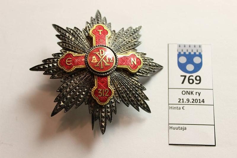 k-0769-a.jpg - Kohde 769 (kuva 1/3), lhthinta: 2500 € Konstantinus Suuren Ritarikunta Ordo Sancti Constantini Magnin Suurristi. Lisksi kaulariipus, napinlpimerkki, pienoisristi ja ripamerkki laatikossa. Myntkirjat pivyksill 25.1.1960 (Chevalier dHonneur) ja 3.1.1962 (Commandeur dHonneur). Laatikossa kulumisen jlki, itse merkit virheettmi. Harvinainen ja kaunis kokonaisuus!, kunto: 9