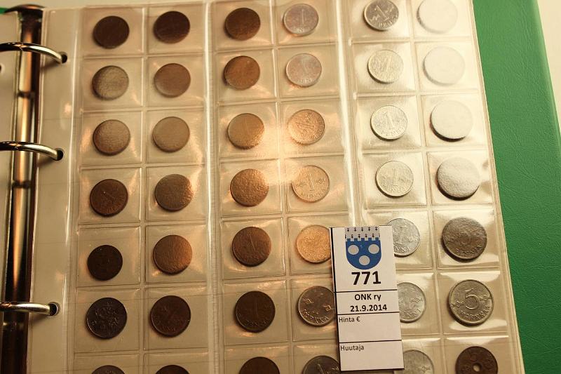 k-0771-b.jpg - Kohde 771 (kuva 2/3), lhthinta: 10 € / myyntihinta: 18 € Suomi + muu maailma -kansio Itsenisyyden aika 1p - 50mk kansiossa. 1p(38); 5p(21); 10p(8); 20p(7); 25p(5); 50p(4); 1mk(35); 5mk(6); 10mk(2); 20mk(1); 50mk(1) + 35 ulkomaista kolikkoa + muutama Viron ja itblokin seteli, kunto: 2-7