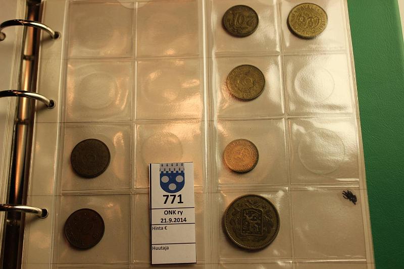 k-0771-c.jpg - Kohde 771 (kuva 3/3), lhthinta: 10 € / myyntihinta: 18 € Suomi + muu maailma -kansio Itsenisyyden aika 1p - 50mk kansiossa. 1p(38); 5p(21); 10p(8); 20p(7); 25p(5); 50p(4); 1mk(35); 5mk(6); 10mk(2); 20mk(1); 50mk(1) + 35 ulkomaista kolikkoa + muutama Viron ja itblokin seteli, kunto: 2-7