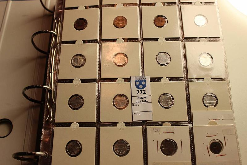 k-0772-a.jpg - Kohde 772 (kuva 1/3), lhthinta: 30 € / myyntihinta: 52 € Suomi-kansio 1918-96 1p(21); 5p(47); 10p(81); 20p(29); 25p(27); 50p(53); 1mk(62); 5mk(40); 10mk(25); 20mk(20); 50mk (4). Kansiolehdill kolikkotaskuissa, hyvst huonoon, kunto: vk