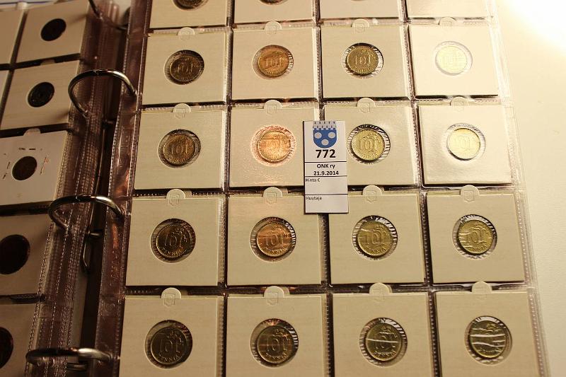 k-0772-b.jpg - Kohde 772 (kuva 2/3), lhthinta: 30 € / myyntihinta: 52 € Suomi-kansio 1918-96 1p(21); 5p(47); 10p(81); 20p(29); 25p(27); 50p(53); 1mk(62); 5mk(40); 10mk(25); 20mk(20); 50mk (4). Kansiolehdill kolikkotaskuissa, hyvst huonoon, kunto: vk