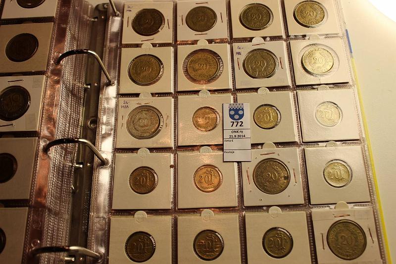 k-0772-c.jpg - Kohde 772 (kuva 3/3), lhthinta: 30 € / myyntihinta: 52 € Suomi-kansio 1918-96 1p(21); 5p(47); 10p(81); 20p(29); 25p(27); 50p(53); 1mk(62); 5mk(40); 10mk(25); 20mk(20); 50mk (4). Kansiolehdill kolikkotaskuissa, hyvst huonoon, kunto: vk