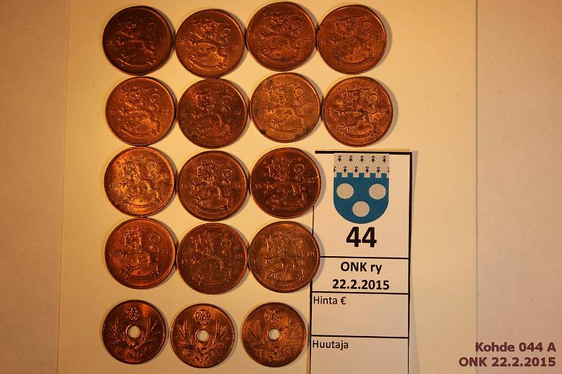 k-0044-a.jpg - Kohde 44, lhthinta: 15 € / myyntihinta: 16 € 5 p 1918-43 (17) 1918-22, 30, 32, 34-43, kaikissa leimakiiltoa, osassa hom., kunto: 7-8
