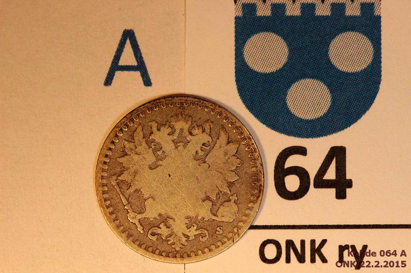 k-0064-a.jpg - Kohde 64 (kuva 1/2), lhthinta: 12 € / myyntihinta: 21 € 25 p 1865 Ag, SNY 265.2.3 (kieli poikki), kunto: 2/3
