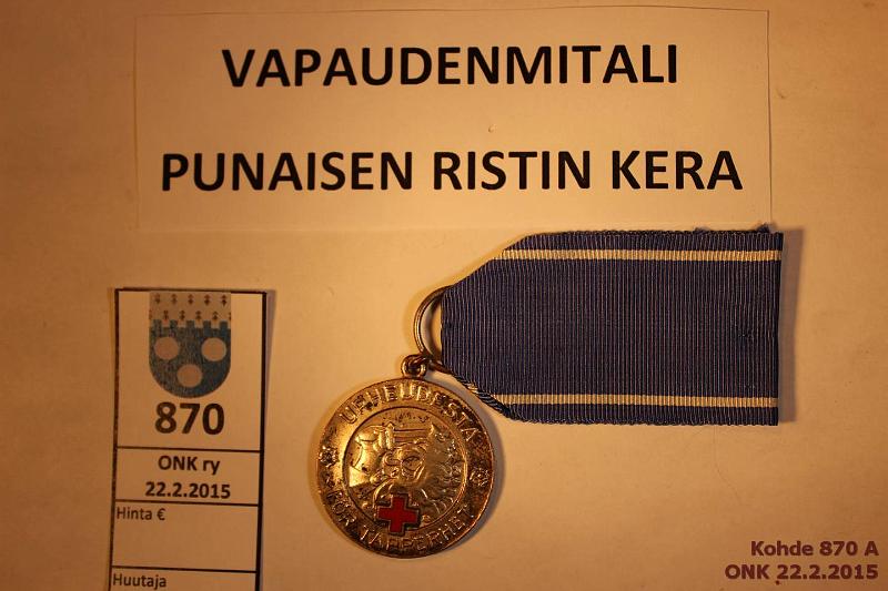 k-0870-a.jpg - Kohde 870, l�ht�hinta: 150 &euro; Vapaudenmitali 1.lk 1941/44 Punaisen Ristin kera, my�nt�kirja, kunto: 7