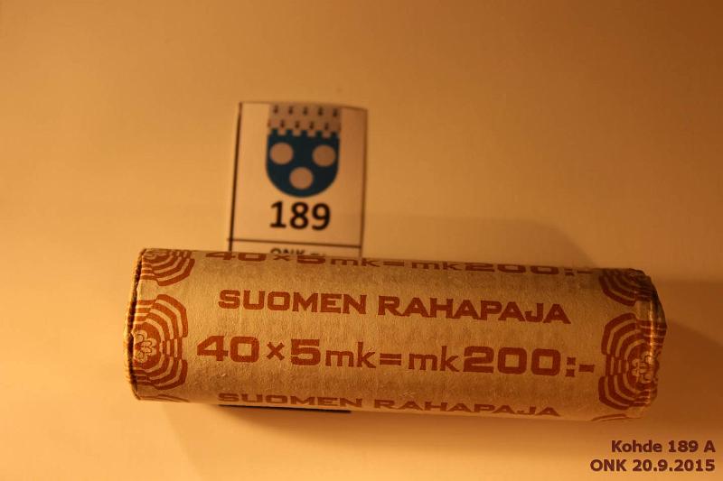 k-0189-a.jpg - Kohde 189, lhthinta: 40 € 5 mk 1976 SRP-rulla, kruuna-klaava, toisessa pss painauma, kunto: 9