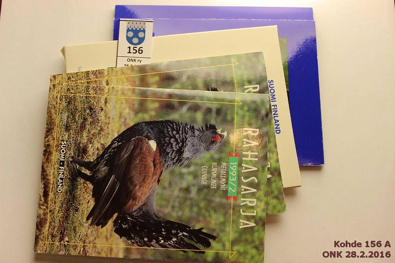 k-0156-a.jpg - Kohde 156, l�ht�hinta: 20 &euro; / myyntihinta: 24 &euro; 1990-93 (5) 1990(2); -91 -93 II (2) sis. nikkelimarkan, toisessa km. Osassa kansista painumia nurkissa, kunto: 9