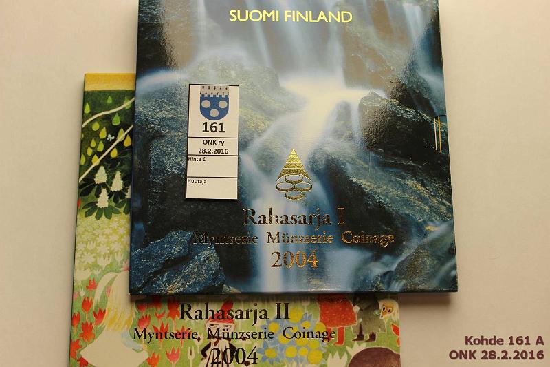k-0161-a.jpg - Kohde 161, l�ht�hinta: 25 &euro; / myyntihinta: 34 &euro; 2004 (2) BU. I+II: EU ja Muumit, jossa �risuraha� tav. 2&euro; tilalla (Myy/Nuuskamuikkunen), kunto: 9