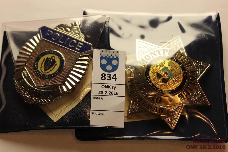 k-0834-a.jpg - Kohde 834, lhthinta: 5 € / myyntihinta: 11 € Amerikkalaiset poliisimerkit Replika (2) Idaho & Easton, muovikotelo, tod, kunto: 10