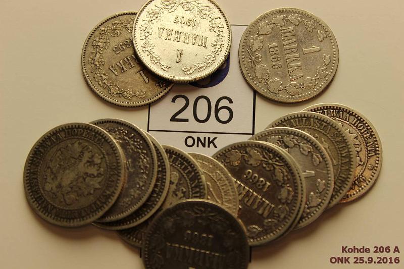 k-0206-a.jpg - Kohde 206, l�ht�hinta: 65 &euro; / myyntihinta: 75 &euro; 1 mk 1865-1907 (14) Ag, 1865, -66(10, joista yksi mahd. 6/5 p��llely�nti ja kahdessa vajaa U), -74 nja, -93 nja, 1907 rvja, hpja, muuten kl7. Osa puhd., kunto: 2-6