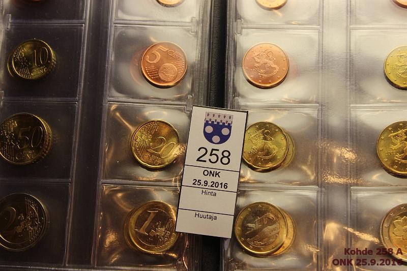 k-0258-a.jpg - Kohde 258, l�ht�hinta: 150 &euro; 1 s - 2 &euro; 1999-2010 12 t�ytt� vuosisarjaa rullista pieness� Leuchturmin irtoliuskakansiossa, kunto: 9