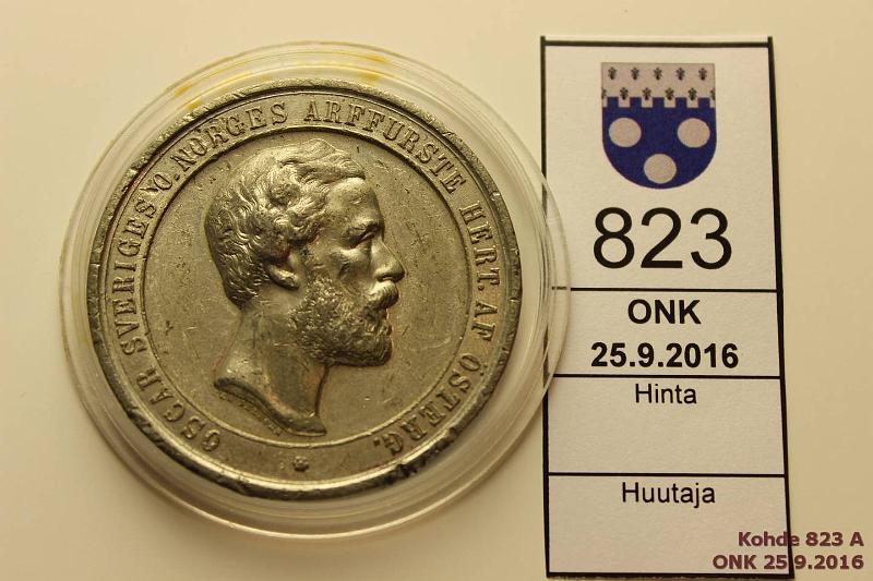 k-0823-a.jpg - Kohde 823, l�ht�hinta: 20 &euro; / myyntihinta: 20 &euro; Teollisuusn�yttely 1866 Vaalea metalli, 45mm. Indusriutst�llningen i Stockholm. Sverige, Norge, Danmark och Finland i fr�dlig t�flan. Oscar. Nja, likaa, kunto: 6