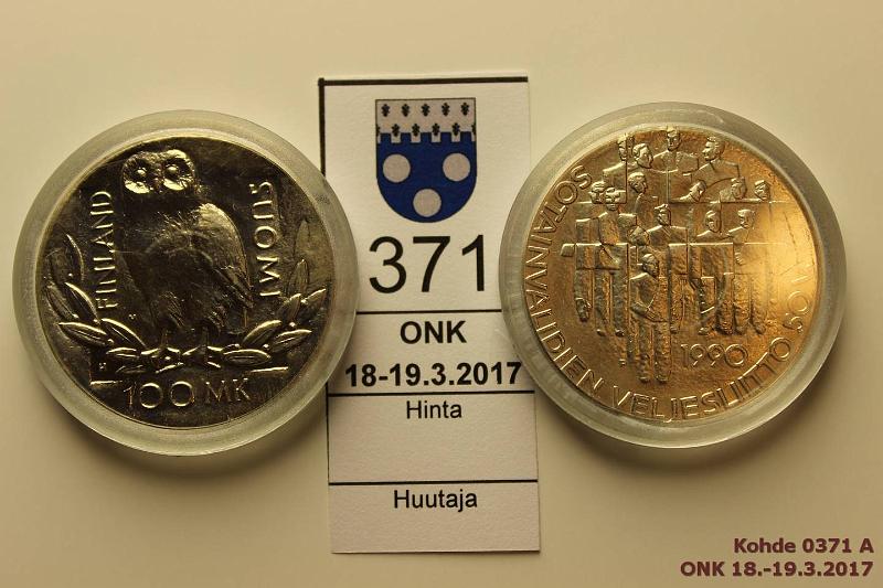 k-0371-a.jpg - Kohde 371, l�ht�hinta: 12 &euro; / myyntihinta: 19 &euro; 100 mk 1990 (2) Ag, BU, Yliopisto, Veljesliitto, kapselit, kunto: 9
