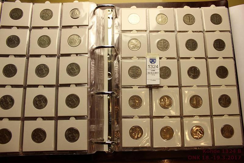 k-1324-b.jpg - Kohde 1324 (kuva 2/3), lhthinta: 40 € / myyntihinta: 40 € Suomikansio 1963-2000 (518) Siisti kansio kolikkotaskuilla: 1p 1963-79(74); 5p 1963-90(68); 10p 1963-2000(94); 20p 1963-1990(82); 50p 1963-91(64); 1mk 1964-98(68, sis. 10 x Ag); 5mk 1972-91(68); 10mk 1996. Paljon hyvi leimakiiltoisia rahoja!, kunto: 5-9