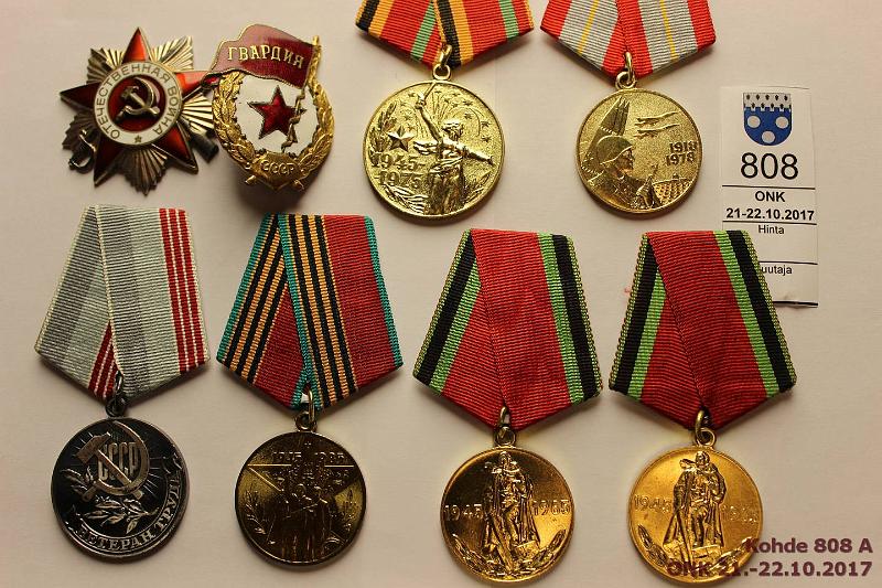 k-0808-a.jpg - Kohde 808, l�ht�hinta: 10 &euro; / myyntihinta: 26 &euro; CCCP (7) Kunniamerkkej� nauhalla (5, 4 erilaista), teksteiss� vuosilukuja 1918-85; ruuvimerkki, josta ruuvi puuttuu; sirppi ja vasara -aiheinen merkki, jossa kaiverrus 5804616 ja kyrillist� teksti�, kunto: 7-9