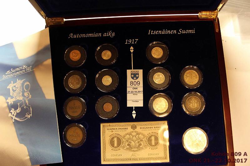 k-0809-a.jpg - Kohde 809, lhthinta: 200 € / myyntihinta: 200 € Suomi, Itsenistyminen 1917 Monetan sarja Puulaatikossa, kirjanen, tod. Suomi: 1p 1924; 5p 1866, 1888; 25p 1916, -17 II; 50p 1917 I+II; 1mk 1915, -21, -22; 10mk 1967 ja seteli 1mk 1916. Venj: 20kop 1913 ja Au 5rpl 1898 (kl 7), kunto: 3-9