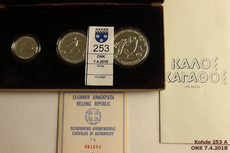 k-0253-a.jpg - Kohde 253, l�ht�hinta: 40 &euro; / myyntihinta: 40 &euro; Kreikka (3) 1981 KM#125-127 Ag, proof, hopeaa 44g, 100, 250 ja 500d. EM-kisat Ateena 1982. Kaunis kotelo, tod, esite, kunto: 10
