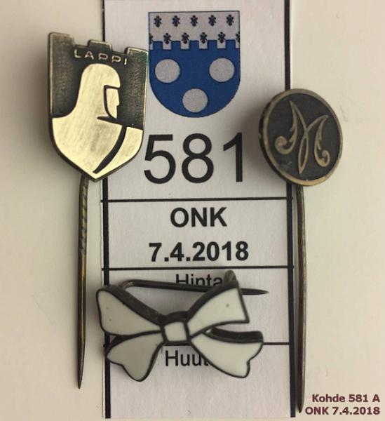 k-0581-a.jpg - Kohde 581, lhthinta: 5 € / myyntihinta: 7 € Rintaneula (3) Talvisodan asevelimerkki (Lappi). Marttaliitto. Raittiusjrjest Valkonauha, kunto: 7-9
