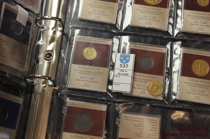 k-0537-b.jpg - Kohde 537 (kuva 2/2), l�ht�hinta: 25 &euro; / myyntihinta: 57 &euro; Kansiot + Monetan tuotoksia Leuchtturm (2) Uusi malli kotelolla, virheett�m�t. Sis�lt�n� Monetan saranakoteloissa Suomikolikoita 1p-50mk 1890-1966 36 kpl, joista 15 kullattuja. Kolikkojen kunto 0-9, kansioiden 10, kunto: 0-10