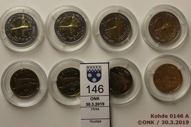 k-0146-a.jpg - Kohde 146, lhthinta: 5 € / myyntihinta: 8 € 510 mk 199295 (8) AlBr/CuNi. 5mk 1992(4), 10mk 1995 EU(4), kaps, kunto: 9